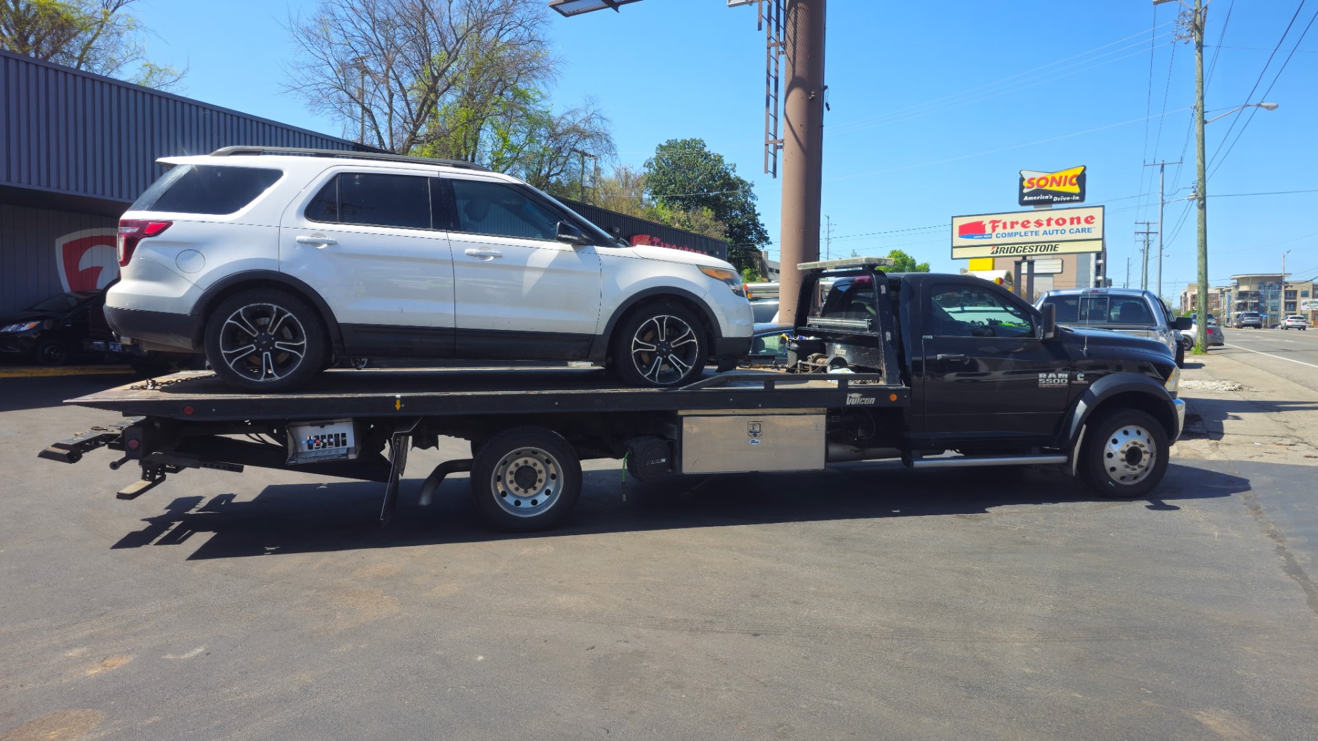 Professional Nashville towing company fleet - locally owned with experienced operators and modern equipment