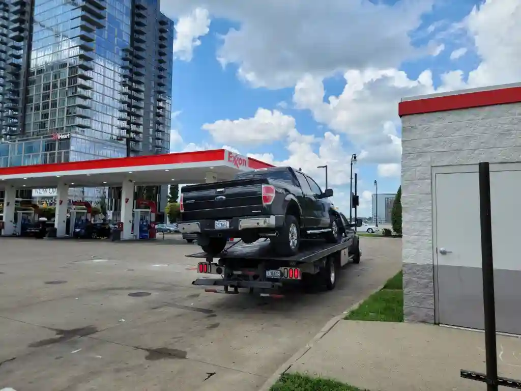 Emergency tow truck responding to Midtown Nashville, West End Avenue, and Music Row in 37203