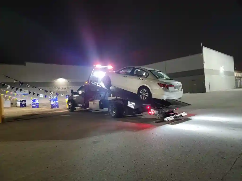 Flatbed tow truck serving Berry Hill, Melrose, and 8th Ave South neighborhoods in Nashville 37204