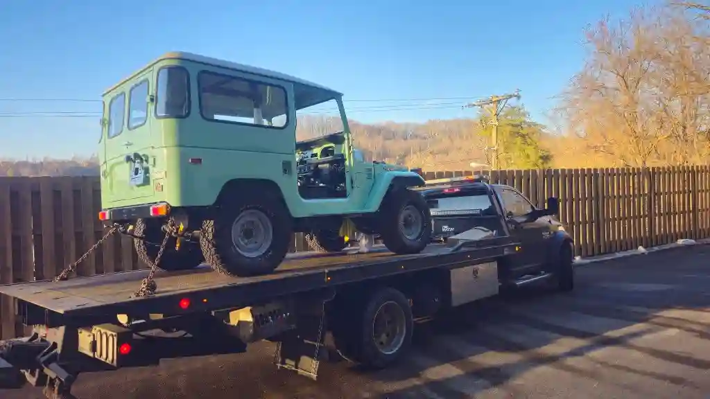 Tow truck serving Green Hills Mall, Hillsboro Pike shopping district, and Lipscomb area in Nashville 37215