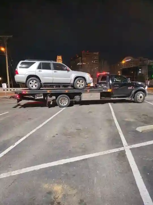Emergency tow truck near Vanderbilt University, Hillsboro Village, and Edgehill in Nashville 37212