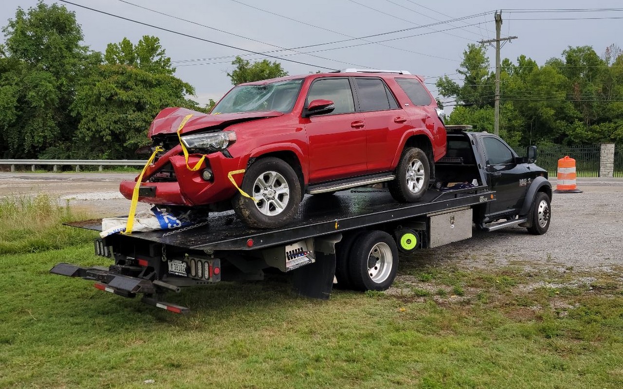 Hook Em Up Towing truck providing 24 hour emergency towing service in Nashville TN