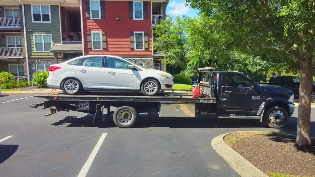 Tow truck working an apartment complex lot in Nashville