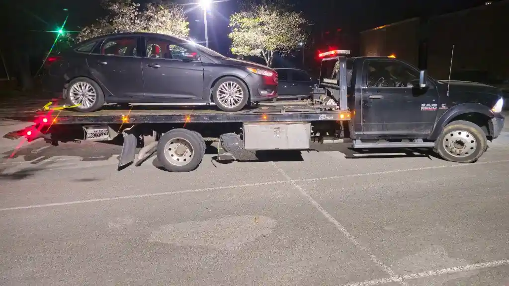 Hook Em' Up Towing technician responding to a Nashville vehicle lockout