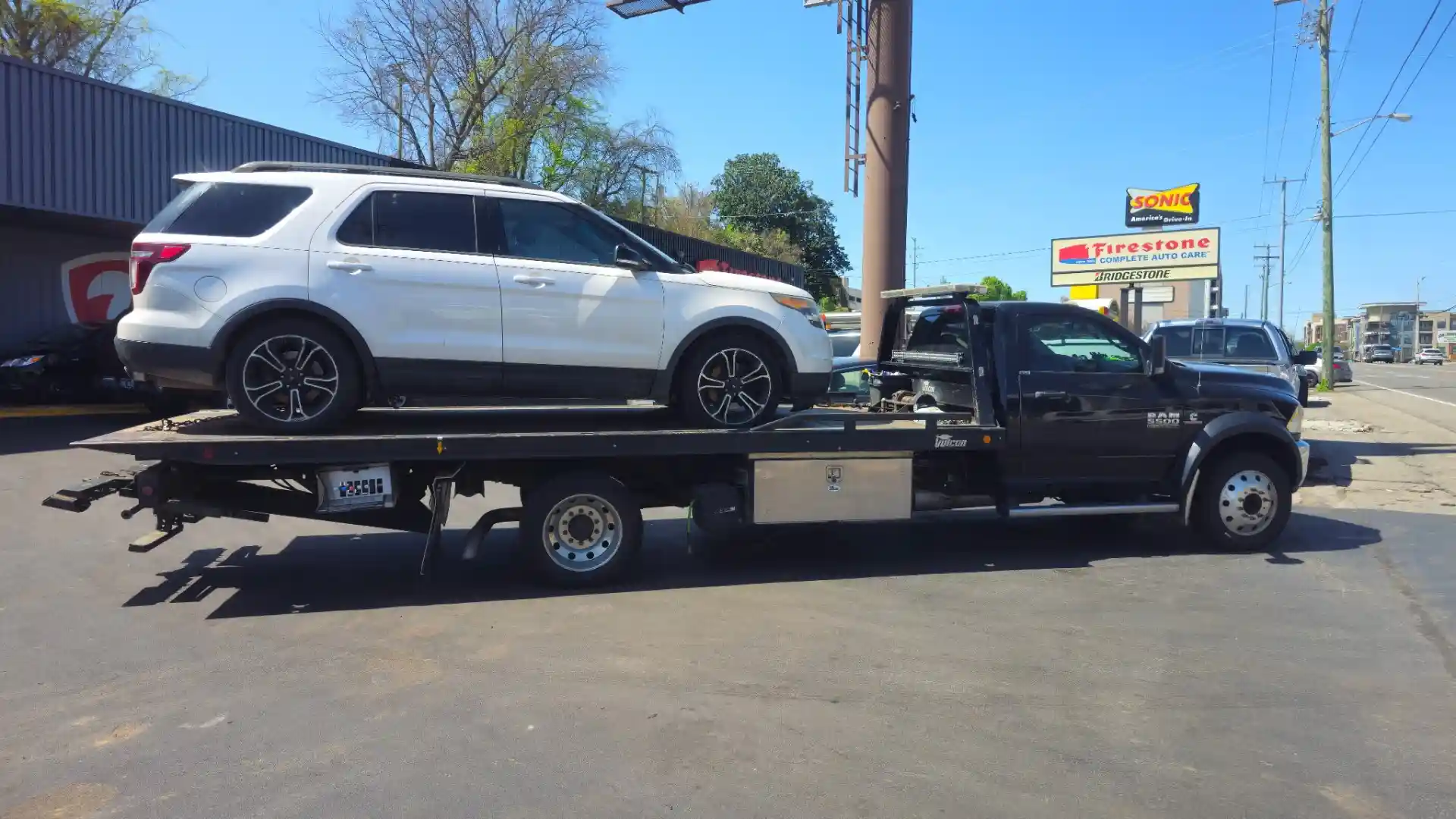Hook Em' Up Towing truck in Nashville, Tennessee